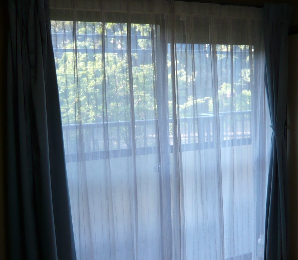 カーテンで飛散防止