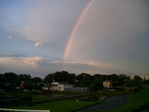東の空にきれいな虹
