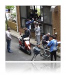 20090418自転車ステッカー貼り